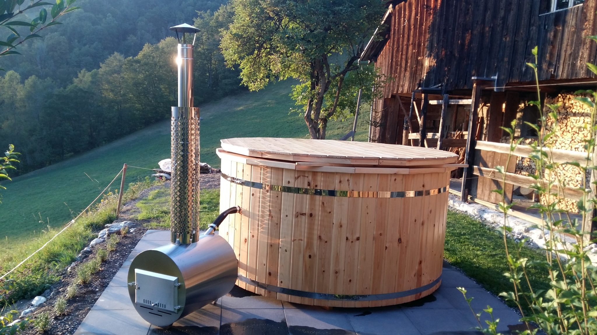 Wellness Holz Badezuber mit GFK Einsatz Hot Tub Ø2,0m mit Außenofen ⋆