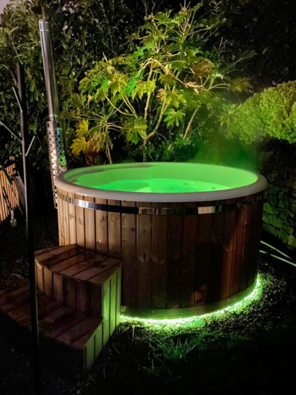 Badezuber/HotTub mit eingebautem Ofen