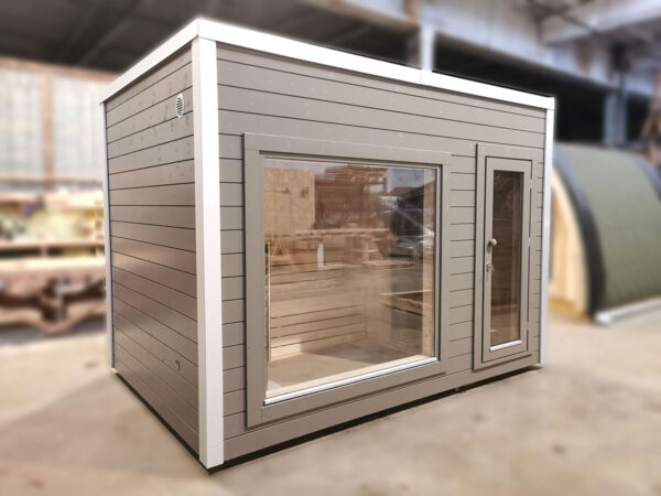 Moderne Garten-Sauna mit Vorraum und einem Panorama Fenster