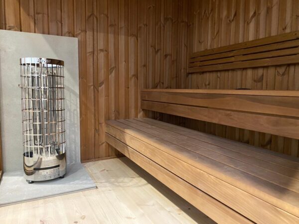 Innenraum Moderne Gartensauna CUBE in Thermoespe