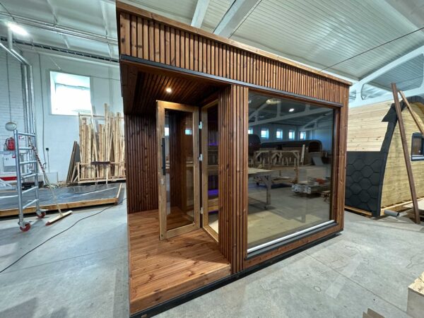 Luxus-Cube Sauna in Thermoholz mit Vordach