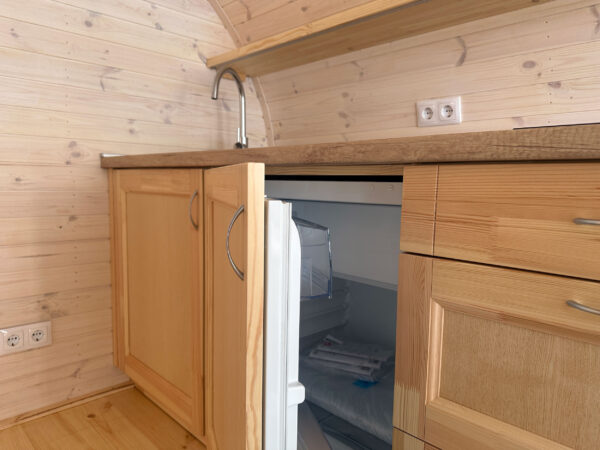 Isolierter Luxus Camping Pod, Küche