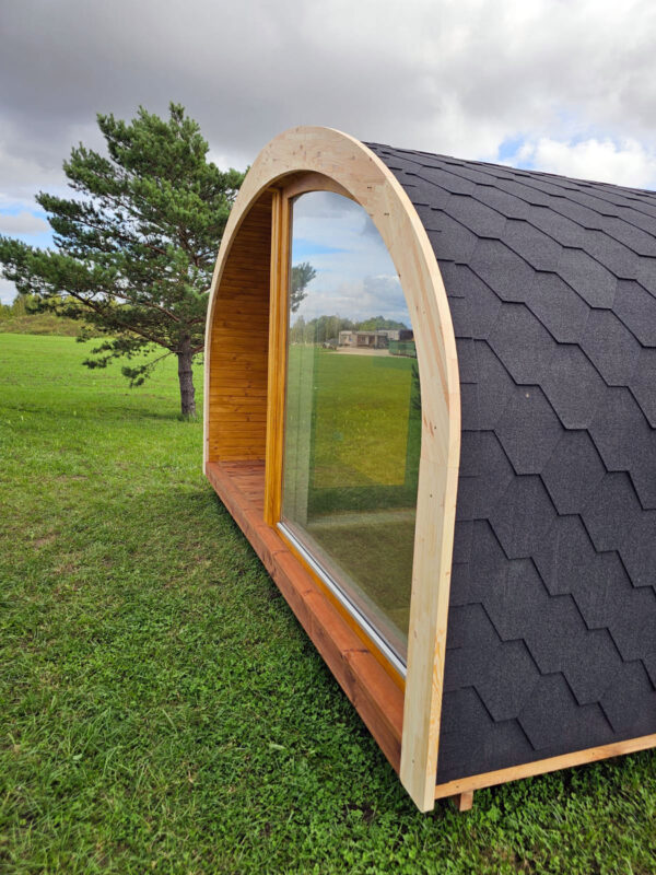 Isolierter Luxus Camping Pod mit Panoramafenster