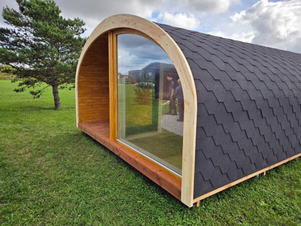 Isolierter Luxus Camping Pod mit Panoramafenster