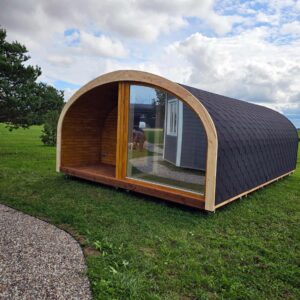 Isolierter Luxus Camping Pod mit Panoramafenster