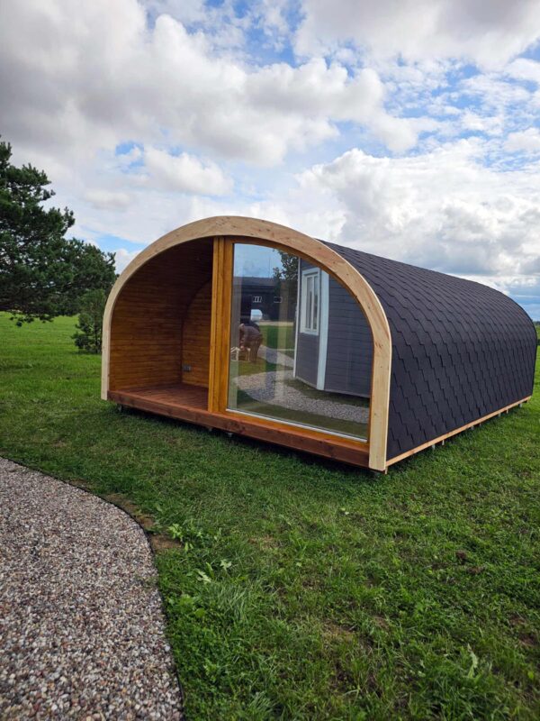 Isolierter Luxus Camping Pod mit Panoramafenster