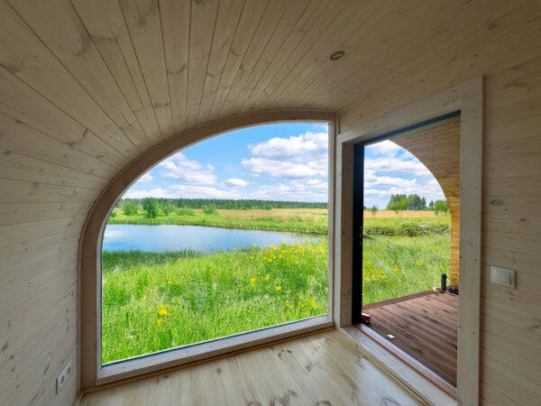 Isolierter Luxus Camping Pod mit Panoramafenster