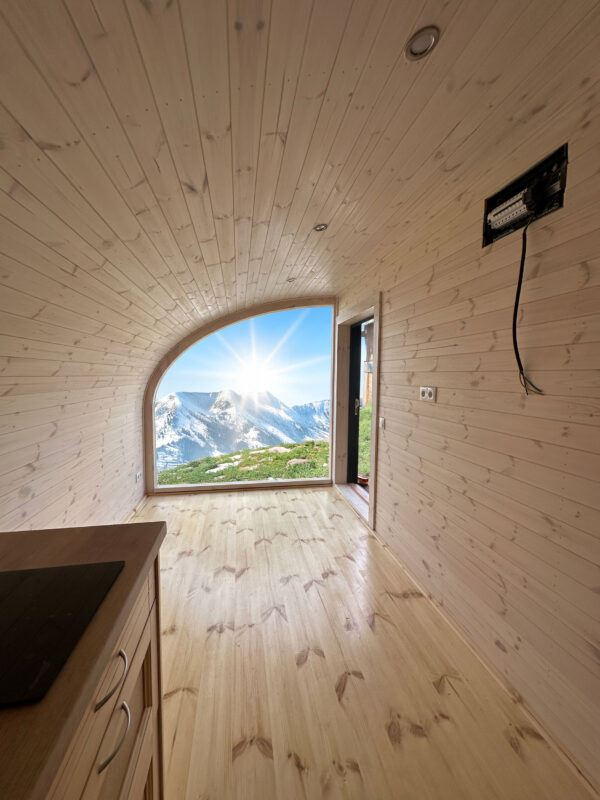 Isolierter Luxus Camping Pod mit Panoramafenster